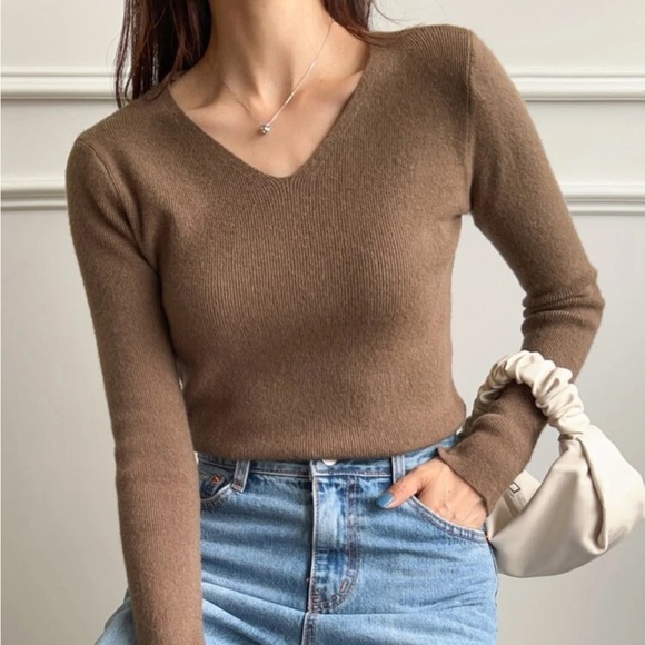 3/$45 V neck Knit sweater - Picture 1 of 3
